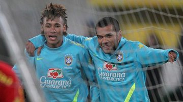Neymar e Daniel Alves - CBF
