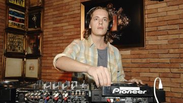 Conhecido como DJ Mosey, o filho de Nicolas Sarkozy toca em festa eletrônica. - Ivan Faria