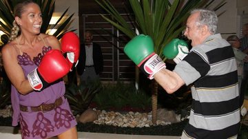 Adriane Galisteu luta boxe com o campeão mundial Éder Jofre - Milene Cardoso/AgNews