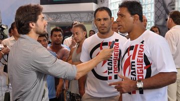 Beto Junior ( Danilo Sacramento ) entrevista Minotauro e Minotouro durante a coletiva de Wallace Mu ( Dudu Azevedo ) - Divulgação/TV Globo