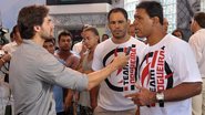 Beto Junior ( Danilo Sacramento ) entrevista Minotauro e Minotouro durante a coletiva de Wallace Mu ( Dudu Azevedo ) - Divulgação/TV Globo