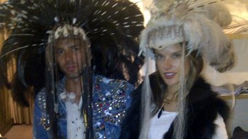 Matheus Mazzafera e Alessandra Ambrosio vestidos de índios - Reprodução/Twitter