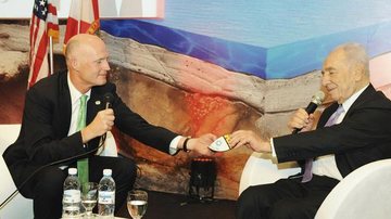 Em visita a Israel, Rick Scott, gov. da Flórida, EUA, presenteia Shimon Peres, presidente do país, com kipá estilizado por Romero Britto.