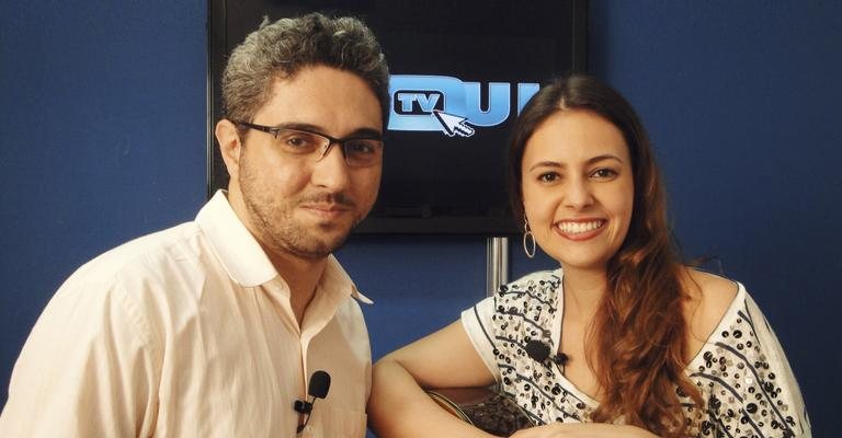 David Lobão entrevista a cantora Barbara Marques no DaquiTV, em São Paulo.