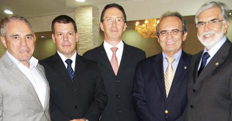 Guido Aquino, Leandro Franchi, Mauro Goldschimit, Marco Rei e Paulo Augusto de Arruda Melo em formatura de médicos residentes, em SP.