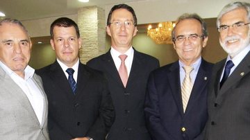 Guido Aquino, Leandro Franchi, Mauro Goldschimit, Marco Rei e Paulo Augusto de Arruda Melo em formatura de médicos residentes, em SP.