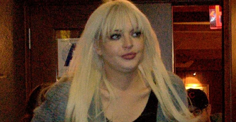 Lindsay Lohan surge com o rosto inchado em restaurante de NY - Splash News / splashnews.com