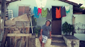 David Brazil em frente à sua casa antiga em Campina Grande, na Paraíba - Reprodução/Twitter