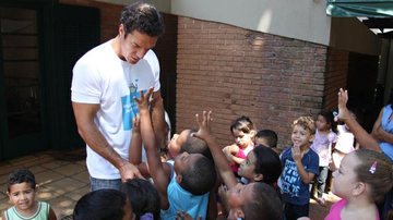 Carlos Machado com as crianças da Escola Projeto Âncora - Divulgação
