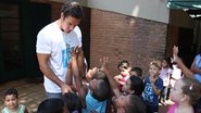 Carlos Machado com as crianças da Escola Projeto Âncora - Divulgação