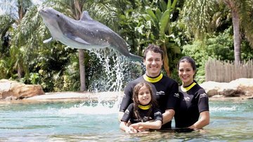 Com a amada, Vera Viel, o apresentador leva Clara e Maria para brincar com os golfinhos. - Marco Pinto
