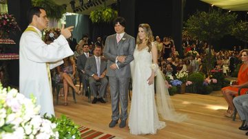 À espera de uma menina, os noivos sobem ao altar durante tocante cerimônia em SP. - João Passos