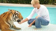 Xuxa Meneghel recebe tigre em sua casa - Blad Meneghel