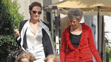 Angelina Jolie, sogra e os gêmeos - Grosby Group