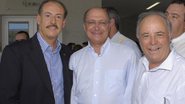 Geraldo Alckmin, ao centro, o governador de SP, prestigia anúncio de pacote de obras rodoviárias em Arujá, SP, com Rodolfo Candia, de associação odontológica, e Abel Larini, prefeito da cidade.