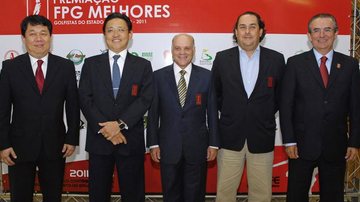 Em SP, Marcelo Nishioka, Jorge Hachiya Saeki, Manuel Gama, Rodrigo Somlo e Durval Pedroso da Silva Jr. em premiação dos melhores golfistas em 2011.