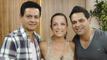 Claudia Tenório é ladeada pela dupla Renê & Ronaldo, em seu programa da Rede Vida, na capital paulista.