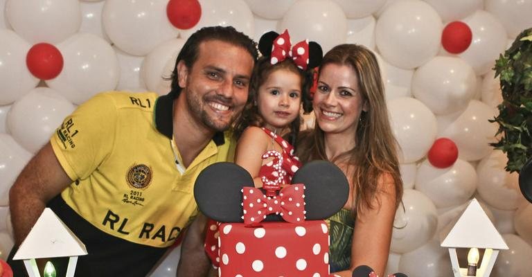 Ronaldo Fernandes e Dani Barros comemoram os três anos de Maria Eduarda, filha única do casal, em SP.