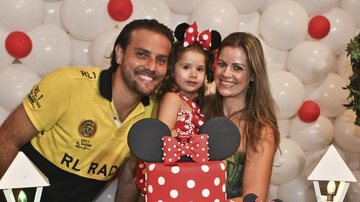 Ronaldo Fernandes e Dani Barros comemoram os três anos de Maria Eduarda, filha única do casal, em SP.