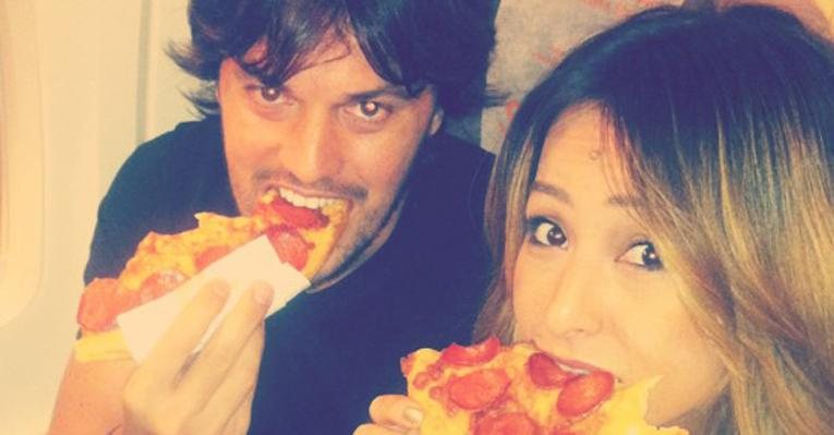 Sabrina Sato come pizza com o namorado Fabio Faria - Reprodução / Twitter