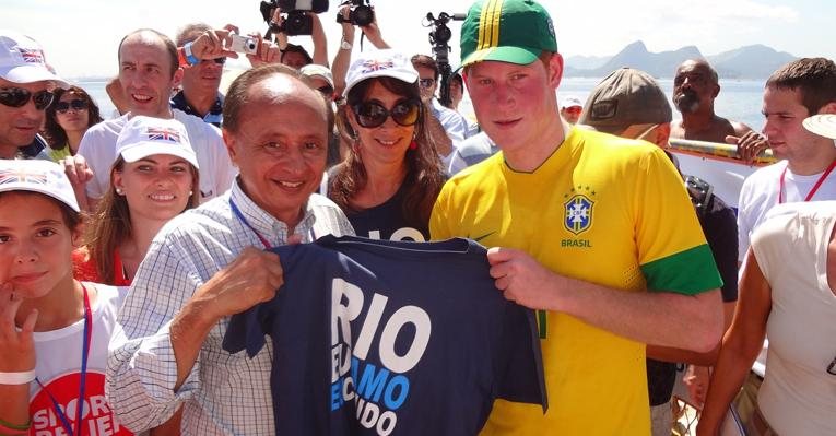 Príncipe Harry recebe camiseta do movimento 'Rio Eu Amo Eu Cuido' - Divulgação