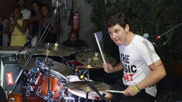 Pedro com as baquetas durante o show de sua banda Le Raleh, no Rio. - Raphael Mesquita