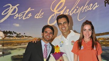 Diego Jatobá, secretário de Turismo de Ipojuca (PE), recebe os globais Carlos Casagrande e Monique Alfradique no estande de Porto de Galinhas em feira de turismo, em São Paulo.