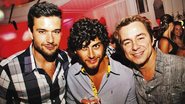 O DJ e modelo Jesus Luz é ladeado pelos atores Sergio Marone e Carlos Vieira em festa de 150 anos de marca de bebida alcoólica, em Curitiba.