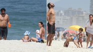 Thiago Lacerda e Vanessa Lóes com os filhos Gael e Cora na praia - AgNews/ Dilson Silva