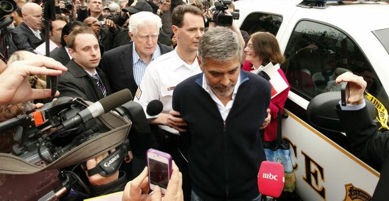 George Clooney sendo preso em Washington - Reuters