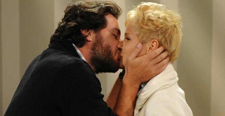 Rodrigo Lombardi e Xuxa em cena de 'As Brasileiras' - Reprodução / TV Globo