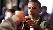 Barack Obama comemora o St. Patrick's Day com cerveja típica irlandesa em bar de Washington DC - Getty Images