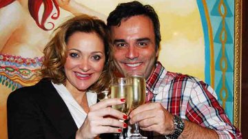Alexandra Richter e Marcelo Valle brindam em comemoração a peça - Celso Akin/AgNews