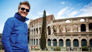 Michel se encanta com o Coliseu, em Roma. O cantor colhe os frutos do sucesso de Ai Se Eu Te Pego e percorre 18 cidades e dez países. - Fernando Hiro