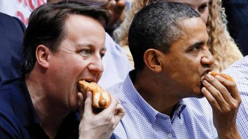 O primeiro-ministro britânico e o presidente americano saboreiam cachorro-quente durante partida de basquete. - reuters