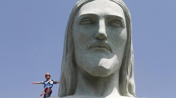 Eliana escala estátua símbolo do Rio