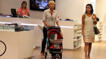Xuxa sai às compras com seu cãozinho Dudu - Daniel Delmiro/AgNews