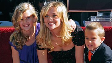 Reese Witherspoon ao lado dos filhos, Ava e Deacon - Getty Images