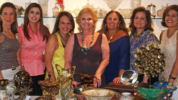 Mara Zacharias, ao centro, recebe Liris Atanásio, Mara Bastos, Maria Emilia Genovesi, Heloisa Ackel, Uiara Dias Zagolin e Eloá Dias Abbud, em seu espaço de decoração, em São Paulo.