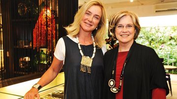 Na capital paulista, Tereza Fittipaldi felicita Maria Helena Cabral pelo aniversário de sua loja de moda feminina.