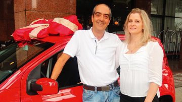 Em SP, o arquiteto Paulo Roberto Evangelista ganha carro de shopping de decorações e é felicitado por Vânia Ceccotto.
