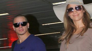De mãos dadas com o namorado Casper Smart, Jennifer Lopez desembarca em São Paulo - Gabriel Reis e Delson Silva / AgNews