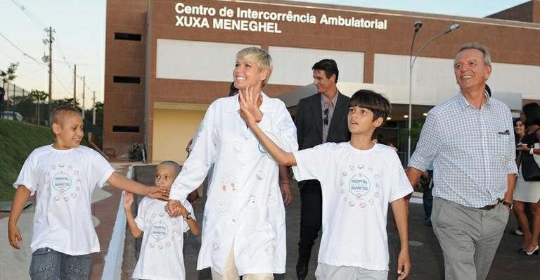 Xuxa Meneghel durante visita do Hospital de Câncer de Barretos - Blad Meneghel