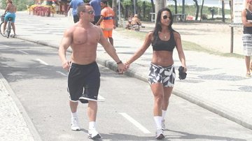 Kelly e o namorado caminham na Barra da Tijuca - Dilson Silva/AgNews