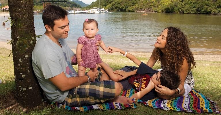 As férias da família em Angra: Nina, de 9 meses, é o centro das atenções do casal de atores e do irmão, Tom, de relação anterior de Alex. - Selmy Yassuda