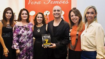 Empresária Vera Simões abre seu espaço para noite de autógrafos - Alf Ribeiro