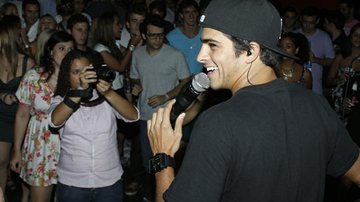 Bernardo Mesquita se apresenta com a banda Noizz no Leblon - Neto Fernandez