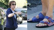 Paul McCartney usa sandália com bandeira dos Estados Unidos, em Los Angeles - The Grosby Group
