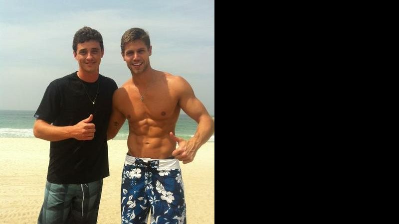 Ex-BBBs Fael e Jonas em praia no Rio - Reprodução Twitter