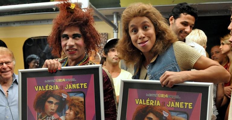 Rodrigo Sant’Anna e Thalita Carauta recebem disco duplo por DVD de platina de Valéria e Janete - Divulgação/ Rede Globo
